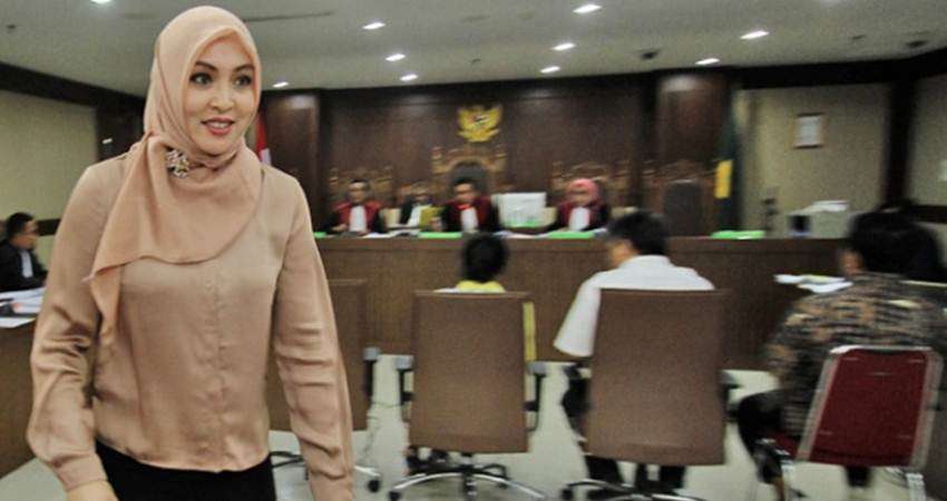 Angie Tak Mau Lagi Bicara Politik