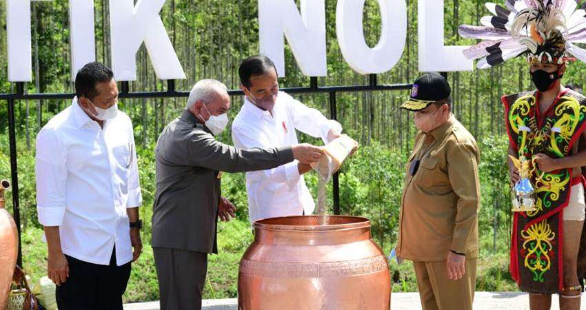 Tanah Makam Ju Panggola Dibalut Karawo, Dituang Jokowi ke Kendi IKN