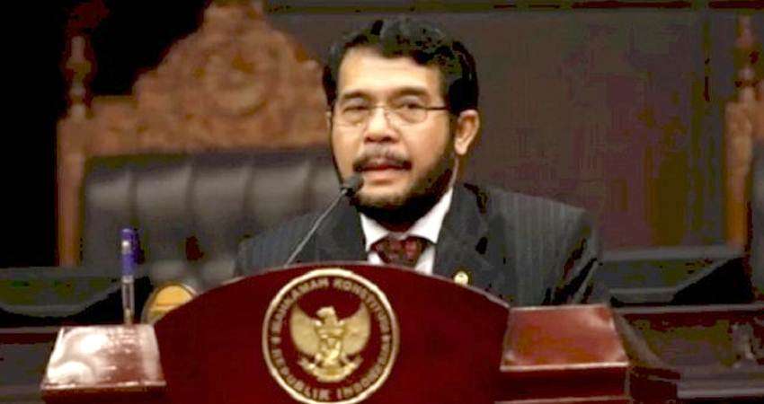 Ketua MK Baiknya Mundur