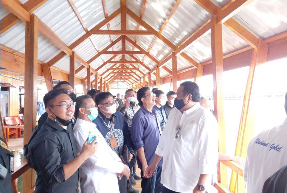 BI Renovasi Jembatan di Tengah Desa 