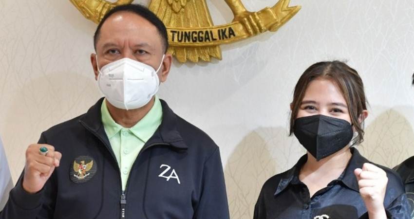 Urusi Sepakbola, Menpora Semangati Prilly Latuconsina