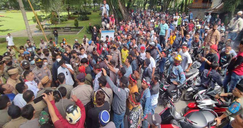 Ratusan Rakyat Penambang Suwawa Geruduk Pemda-DPR