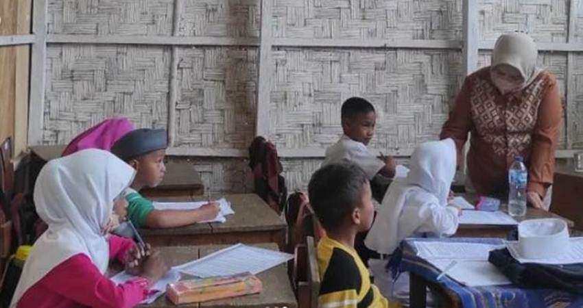 Prihatin Ruang Kelas dari Pitate, Idah Bawa Bantuan, Besok Insya Allah Lebih Baik