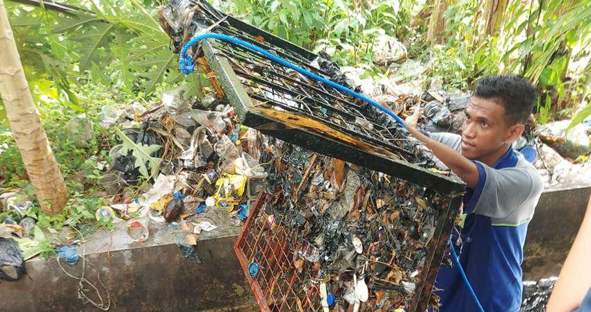 Jaring Sampah Penyebab Genangan di Mufidah