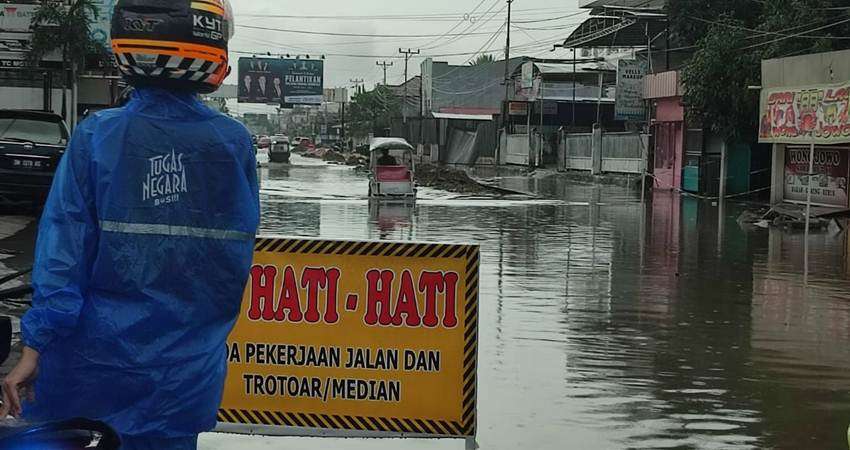 Jalan Nani Wartabone Terendam