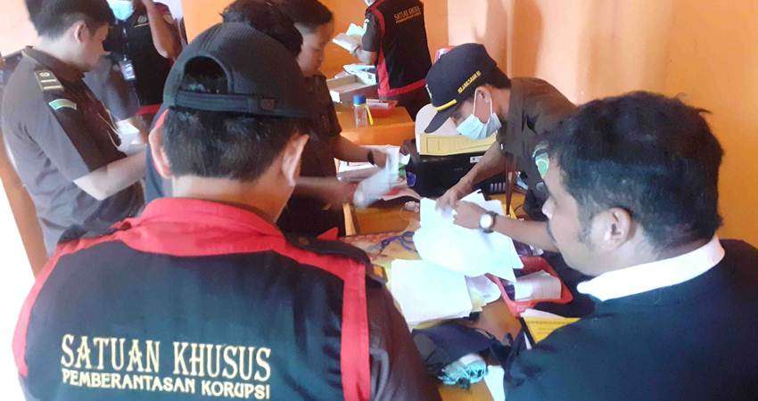 Kejari Boalemo Geledah Kantor Desa Saripi