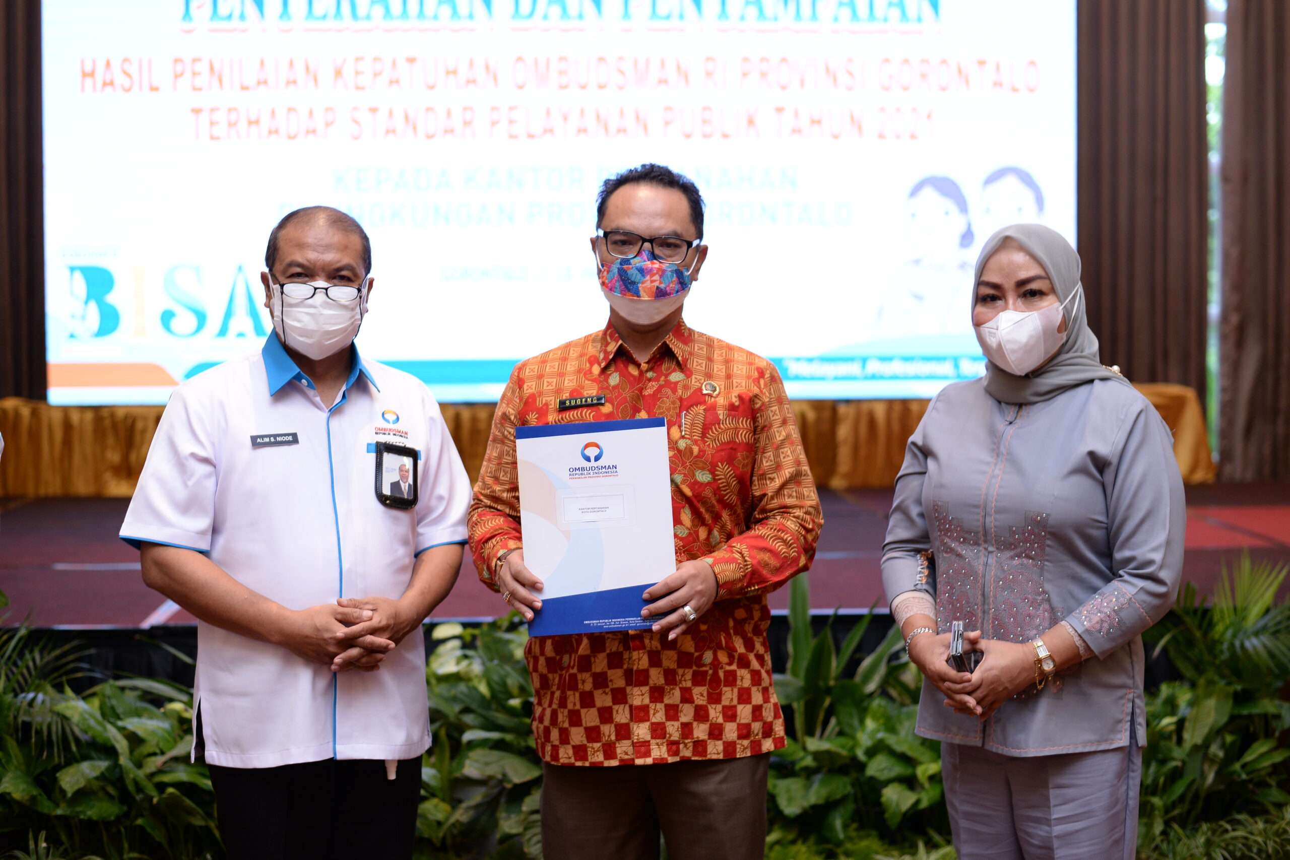 Kakanwil BPN Provinsi Gorontalo, Erry J. Pasoreh (Kanan) ketika melakukan foto bersama dengan Ketua Ombudsman Provinsi Gorontalo, Alim Niode (kiri) dan Kepala Kantor Pertanahan Kota Gorontalo, Sugeng Siswanto (Tengah), pada acara penyerahan penyampaian hasil penilaian kepatuhan Ombudsman RI Provinsi Gorontalo terhadap standar pelayanan publik tahun 2021, Senin (28/3) di Ball Room Hotel Aston.