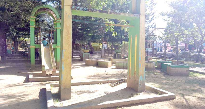 Fasilitas Bermain di RTH Kota Tengah Rusak