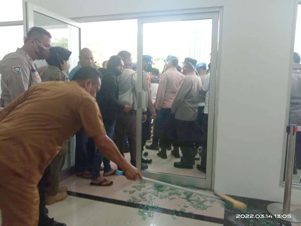 Demo Soal ‘Emas’ Hitam Ricuh