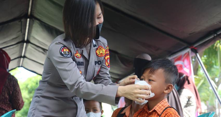 Vaksinasi Anak, Polwan Cantik Dikerahkan