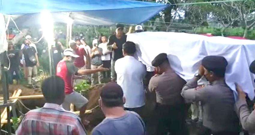 AKBP Beni Dimakamkan di Kampung Istri