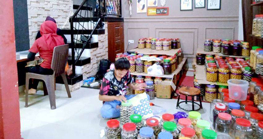 Permintaan Kue Lebaran Meningkat hingga 2 Ribu Toples