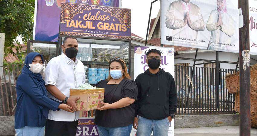 Takjil Gratis Tersedia Di Pintu Gerbang UNG
