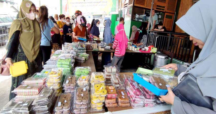 Hari Pertama Puasa, Masyarakat Berburu Takjil