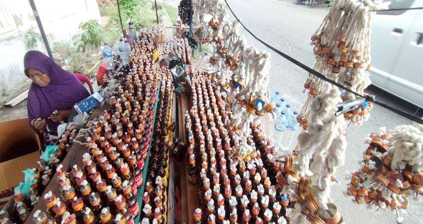 Pedagang Lampu Botol Masih Ramai