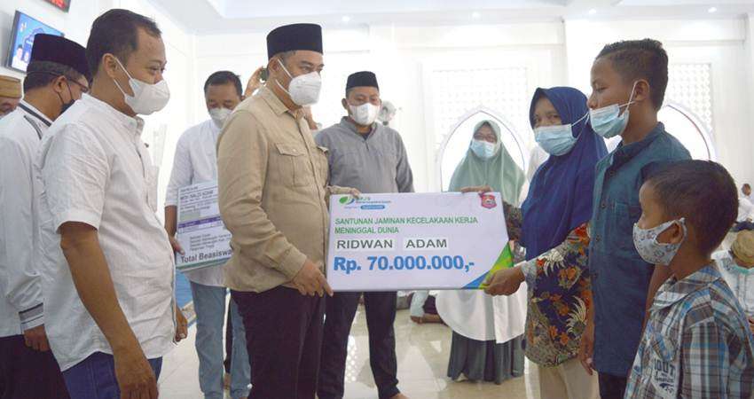 Hamim Serahkan Santunan Rp 233,5 Juta