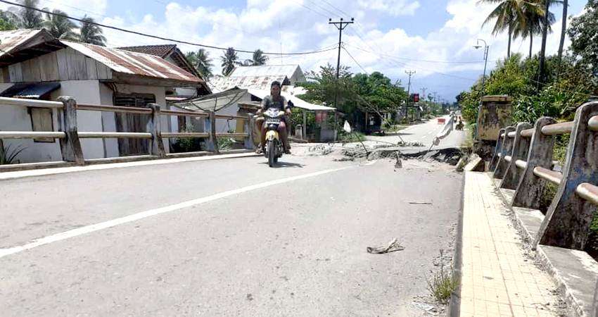 Jembatan Bongo Satu Ambrol