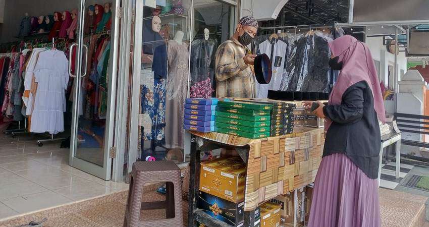 Peci dan Sarung Mulai Diburu