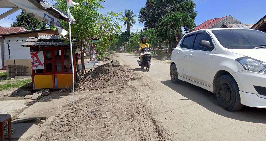 Gundukan Material Galian Dikeluhkan Warga
