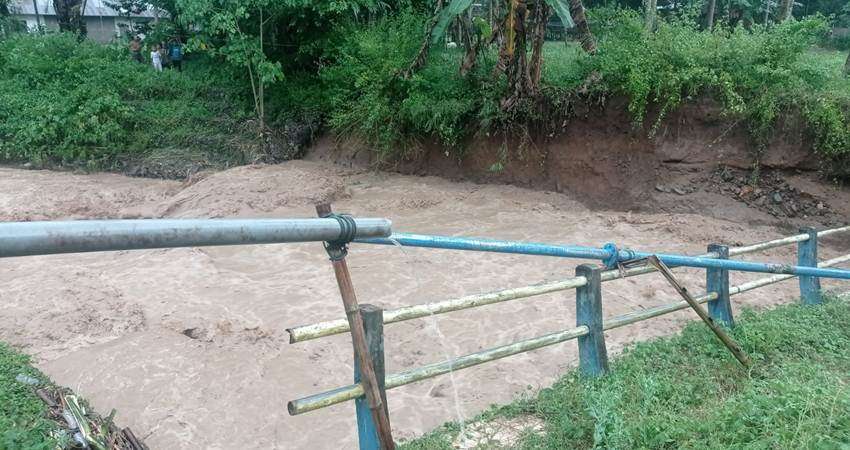 Terkikis Air Sungai, Jembatan di Kabgor Ambruk