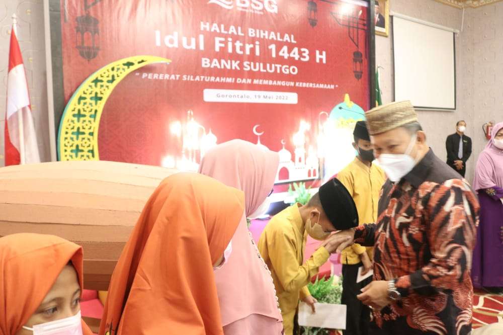 Dirut BSG, Revino M. Pepah, ketika menyerahkan santunan kepada anak yatim dan piatu, disela-sela kegiatan Halal Bihalal antara jajaran Direksi BSG dengan para pimpinan pemerintahan di Provinsi Gorontalo, Kamis (19/5) malam. (Foto : Istimewa)