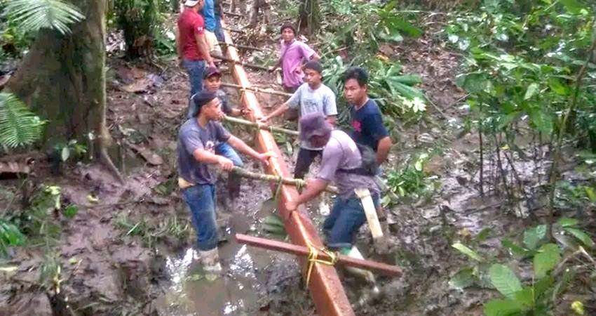 Patungan Bangun Jembatan Darurat Terbuat dari Kayu