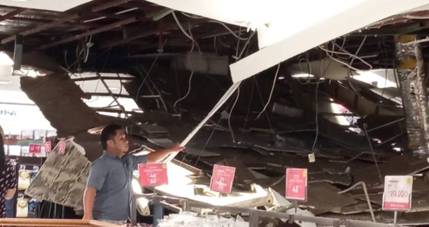 Plafon Surabaya Plaza Runtuh, Timpa Stand Matahari Department Store