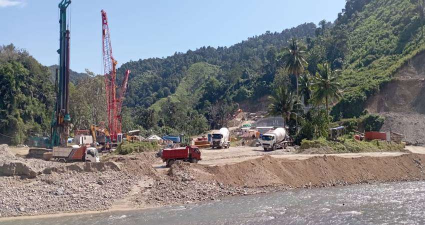 Warga Terhimpit, Proyek Jalan Terus