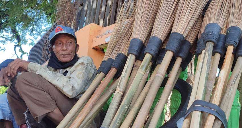 Kakek Suku Basiru Penuhi Kebutuhan Hidup dengan Berjualan Sapu Lidi