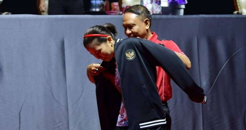 Menpora RI, Zainudin Amali. Buka Jaket Hadiahkan ke Greysia Polii