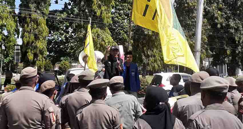 Mahasiswa Desak Jalan di Tangga Barito Diperbaiki