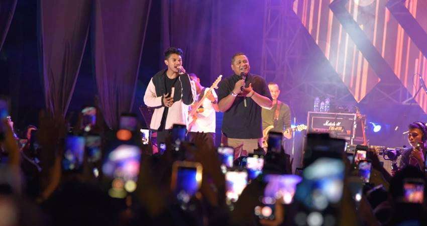 Rektor Duet dengan Vicky Salamour Hibur Masyarakat Gorontalo