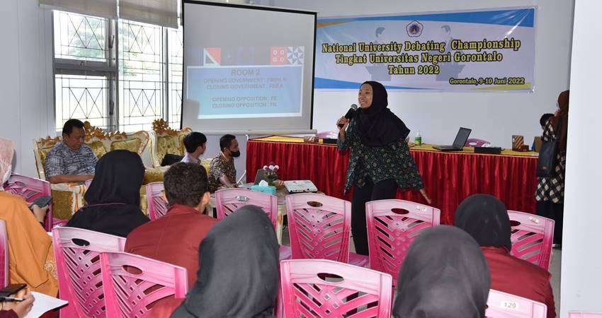 Mahasiswa Unjuk Kemampuan Debat Bahasa Inggris Lewat NUDC Tingkat UNG