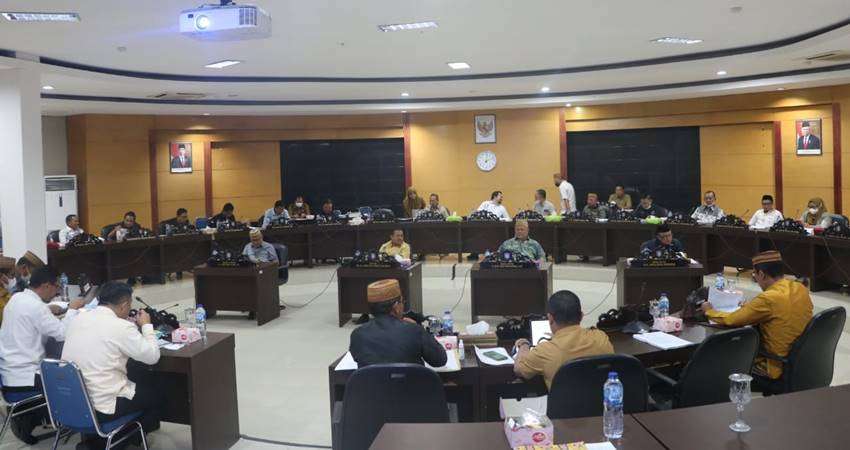 Jilbab Kuning-Plastik Sembako Jadi Soal