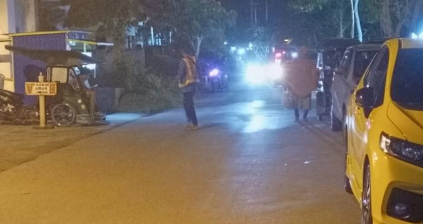 Parkiran di Jalan Achmad Nadjamudin Semrawut