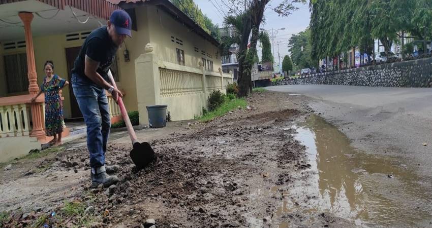 Bekas Galian di Tepi Jalan Menyusahkan Warga, Pemicu Becek dan Genangan Air Hingga Kemacetan