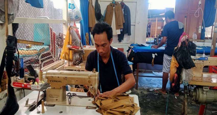 Penjahit Kebanjiran Orderan Seragam Kantoran