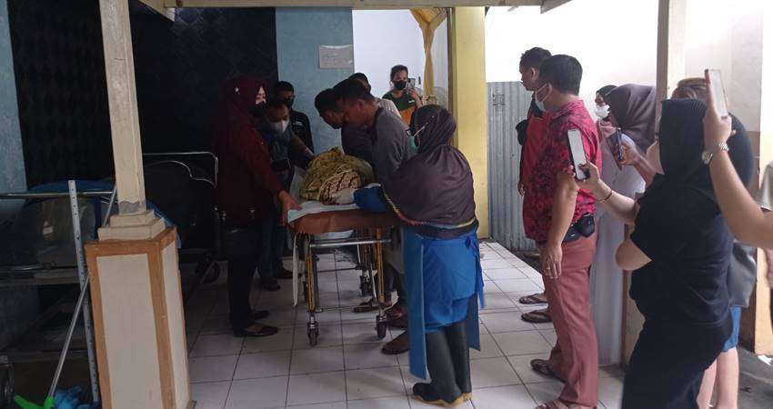 Sadis, Suami Tikam Leher Istri Karena Cemburu