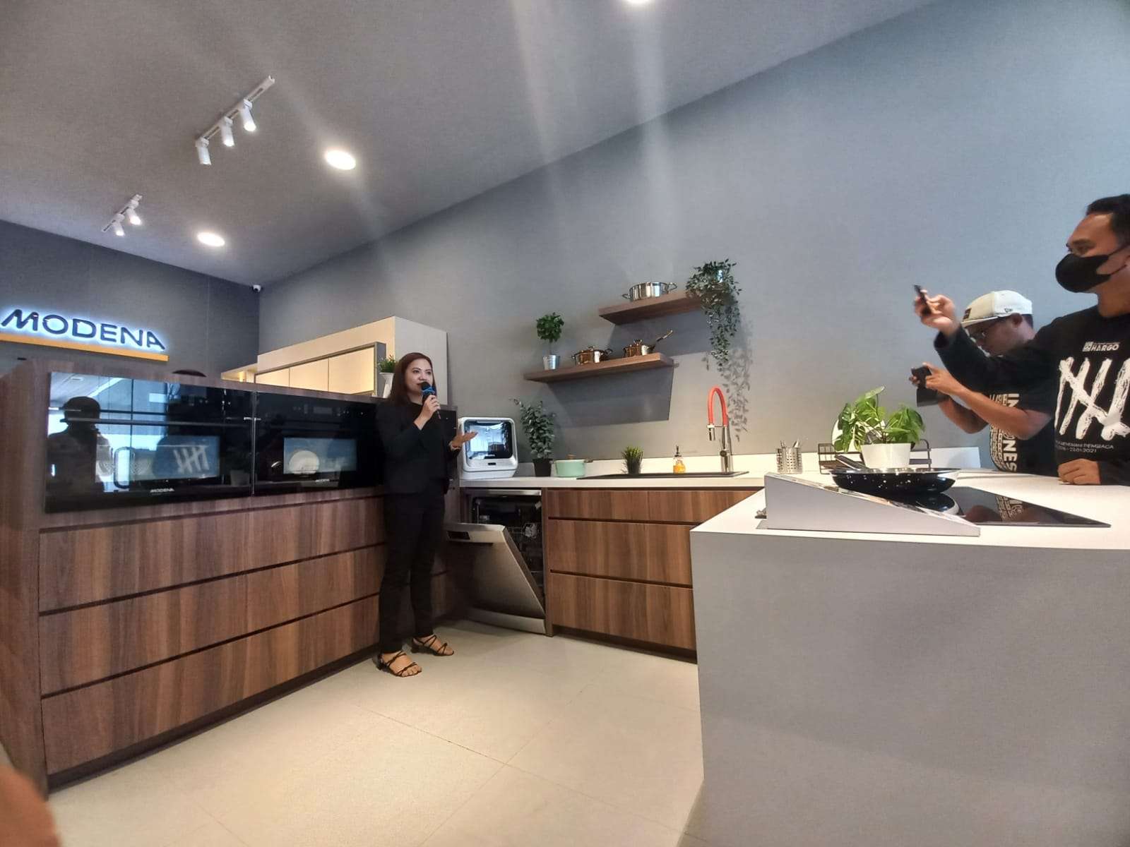 Branch Manager MODENA Cabang Manado, Jane Karisoh, ketika memperkenalkan berbagai produk perlengkapan dapur kepada para pekerja media, usai pengguntingan pita tanda diresmikannnya Showroom MODENA Gorontalo, Rabu (8/6). (Foto : Rendi Wardani Fathan/Gorontalo Post)