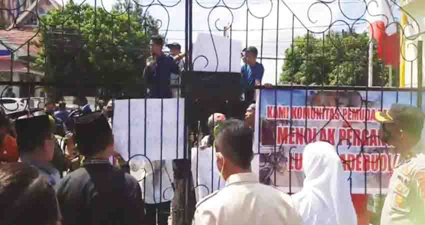 Lurah Dimutasi, Warga Padebuolo Ngamuk