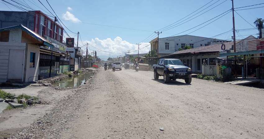 Kawasan Jalan Nani Wartabone Penuh Debu