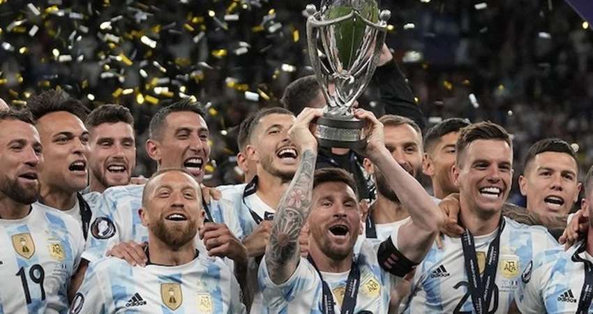 Lionel Messi Angkat Piala Finnalissima dan Man Of The Match