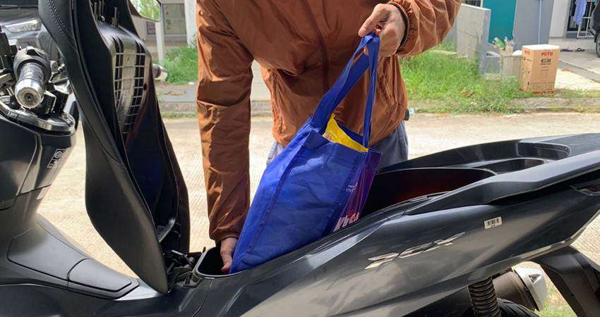 Membawa Barang dengan Sepeda Motor, Honda Beri Lima Tips Aman