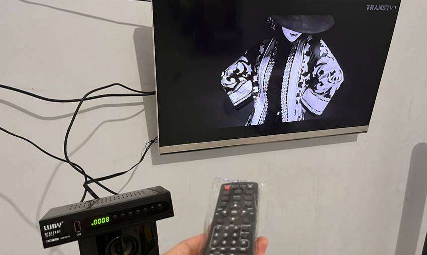 Kualitas HD, Warga Tuladenggi Ini Kaget Siaran Televisinya Tanpa ‘Semut’ 