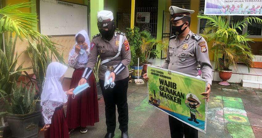 Cegah Covid-19, Sat Lantas Bagikan Masker ke Anak Sekolah