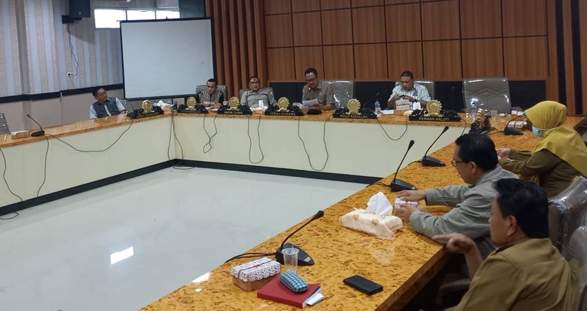 Pekerjaan Pemasangan Pipa Diaudakan ke Dewan, Masyarakat Duga Tidak Dilapisi Pasir