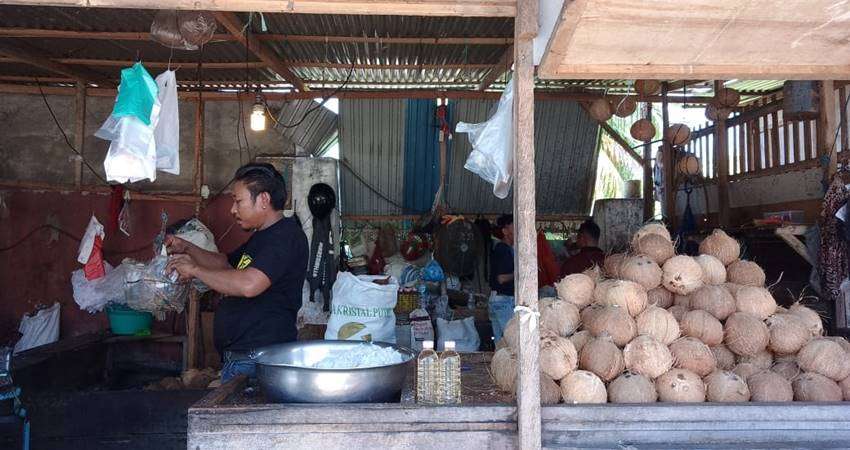 Kelapa di Pasar Rp 6 Ribu per Butir, Pedagang Klaim Harga Sudah Turun
