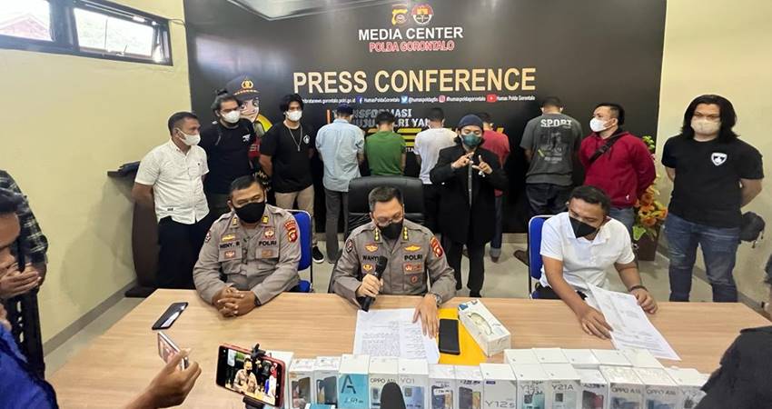 Resmob Gabungan Bekuk Lima Residivis Pencurian, Dua Orang Masih DPO, Ratusan Barang Bukti Handphone dan Pupuk Disita