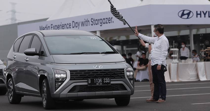 Merasakan Langsung Kecanggihan dan Kenyamanan Hyundai STARGAZER