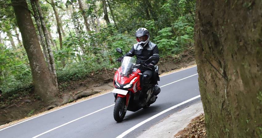 Jalan Menanjak dan Turunan, AHM Bagikan 6 Tips Naik Motor Matik